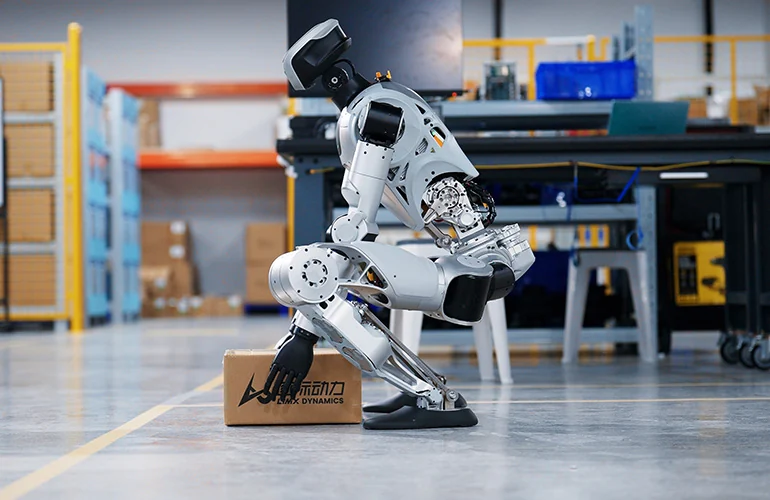 Robô humanoide a trabalhar num armazém